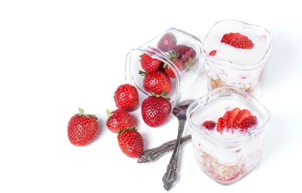 Muesli, fresas y yogur sobre un fondo blanco — Foto de Stock