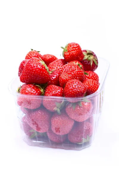 Rijpe aardbeien in een container — Stockfoto