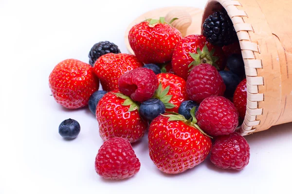 Mezcla de fresas jugosas, arándanos, frambuesas y moras — Foto de Stock