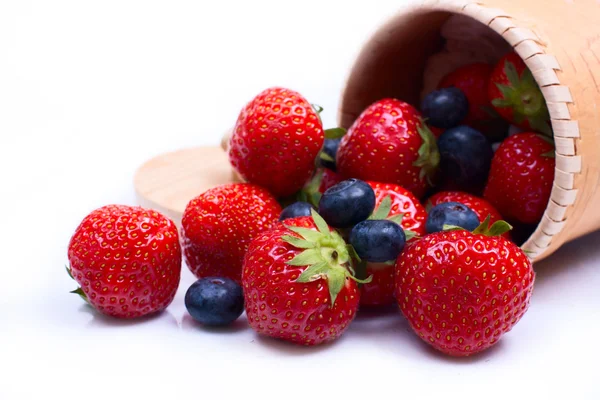 Mischung aus saftigen Erdbeeren und Blaubeeren — Stockfoto