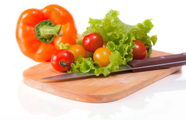 Fresh vegetables on a chopping board and knife — Stock Photo, Image