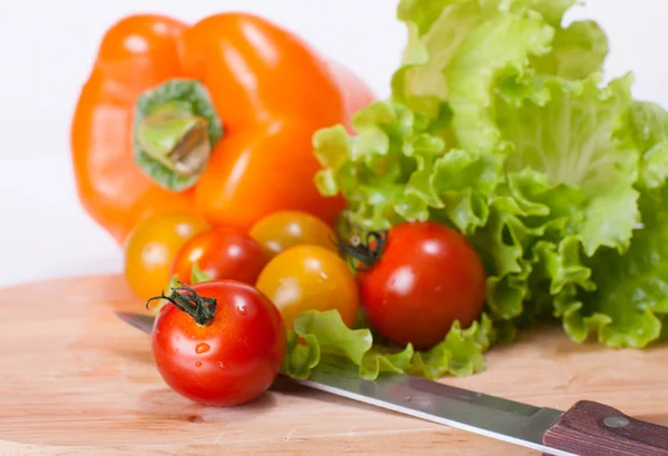 Vegetables on the chopping board and knife — Stock Photo, Image