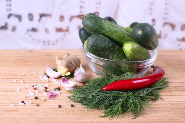 Salatalık ve ahşap bir masa üzerine baharat. — Stok fotoğraf
