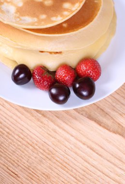 Olgun meyveleri ile Pancakes.