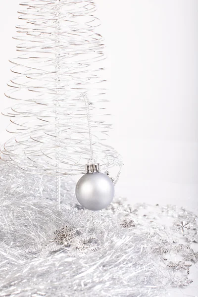 Weihnachten Hintergrund weißen Metallbaum — Stockfoto