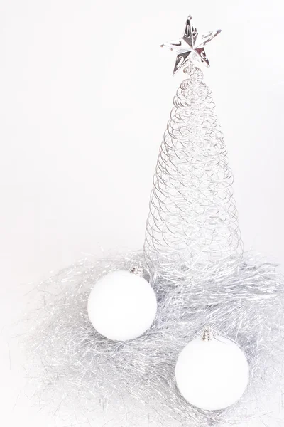Weihnachtskarte mit weißen Dekorationen — Stockfoto