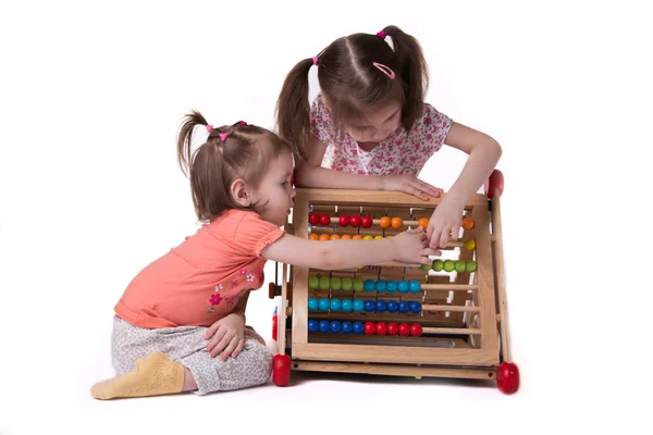 Két lány játszik a színes számlák ül — Stock Fotó