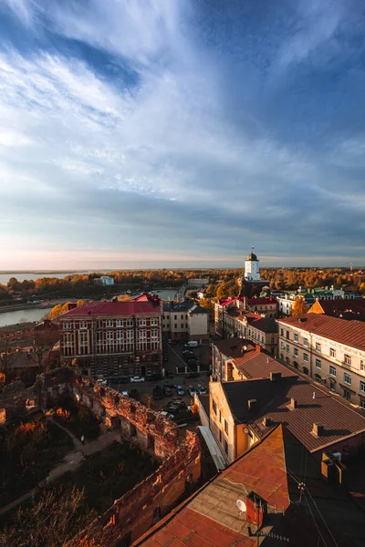 Aeral kilátás nyílik a torony Szent Olaf és romos régi katedrális Vyborg az óratorony ősszel. — Stock Fotó