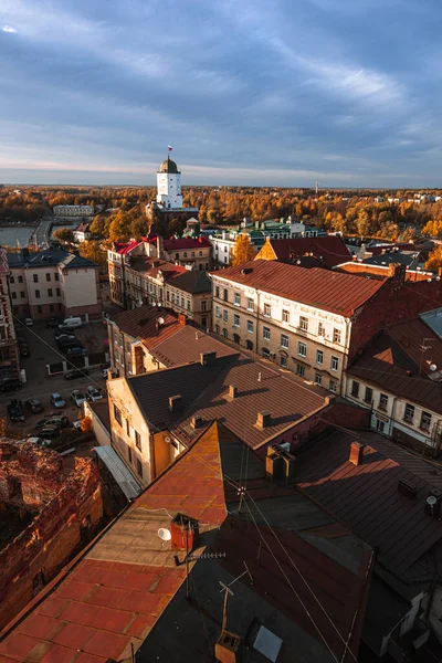 Blick von oben auf den Turm von St. Olaf und die Ruine der Alten Kathedrale in Wyborg vom Uhrenturm im Herbst. — Stockfoto