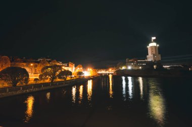 Aziz Olav Kulesi, ortaçağ İsveç kalesi, gece Vyborg, Rusya. Vyborg Kalesi
