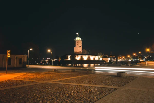 Turm von St. Olav, mittelalterliche schwedische Festungsburg, Nacht in Wyborg, Russland. Schloss Wyborg — Stockfoto