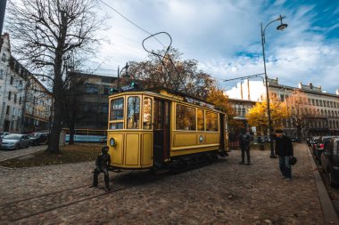 Vyborg, Rusya - 6 Ekim 2021: Eski kasabadaki Pazar Meydanı yakınlarındaki eski tramvayın anıtı. Sisli bir sabah