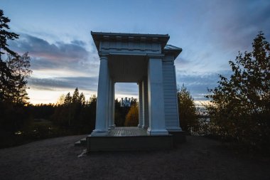 Vyborg, Rusya - Neptün Tapınağı 'nın yanından Ludwigsburg, Mon Repos Park' taki Ludwigstein Adası 'ndaki Mezar Şapeli manzarası