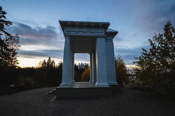 Виборг, Росія - Вид на каплицю гробниць, Людвігсбург на острові Людвігштайн в парку Мон Репос з боку храму Нептун. Стокове Фото