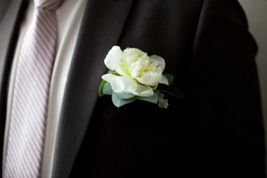 takım elbise ceket yaka düğün çiçeği