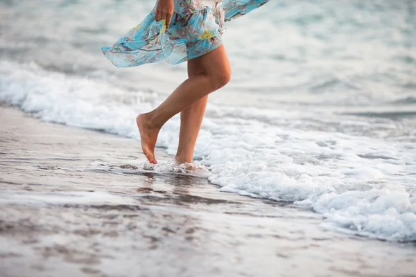 Female leg walking on the beach — Stock Photo, Image