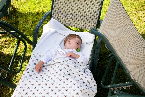 Retrato durmiendo bebé al aire libre — Foto de Stock