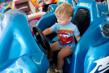 Küçük Çocuk Bahçesi yaz açık parkta oynarken