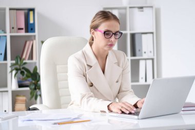 Bilgisayarlı çalışma alanı, kız eli, defter. Üst kattaki ofis masasında yatıyordu. Serbest İşyeri