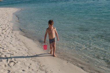 Tatildeki çocuk. Deniz kıyısında oyun.