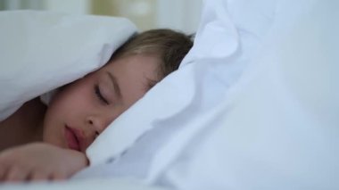 Huzurlu, tapılası bir bebek evdeki bir odada yatağında uyuyor. Uyuyan bebek konsepti.