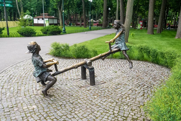 Kharkiv Ucrânia Junho 2021 Obra Arte Bronze Duas Crianças Brincando — Fotografia de Stock