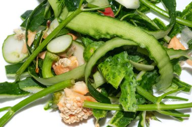 Salatalık, biber ve domateslerden arta kalan kabukları kapatın.