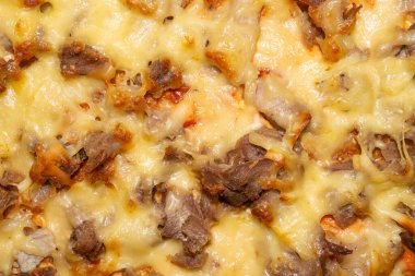 Peynirli, etli ve ketçaplı parlak pizza dokusu