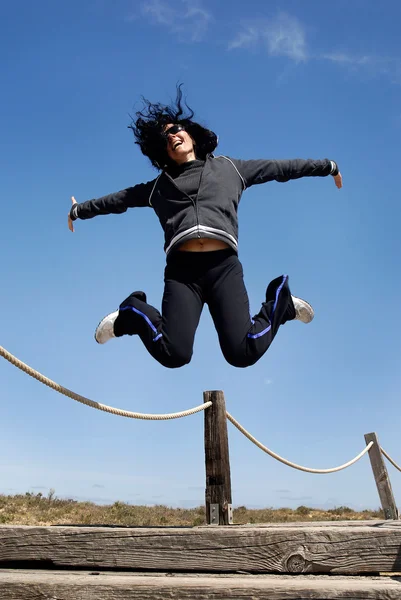 Большой счастливый прыжок — стоковое фото