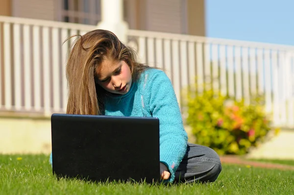 Ragazza con computer portatile — Foto Stock