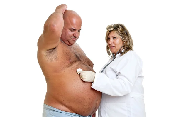 Великий пацієнт чоловічої статі з великим животом і лікарем — стокове фото