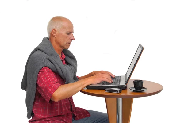 Reifer, lässiger Mann mit Laptop — Stockfoto