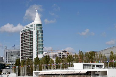büyük modern bina ve bayrakları