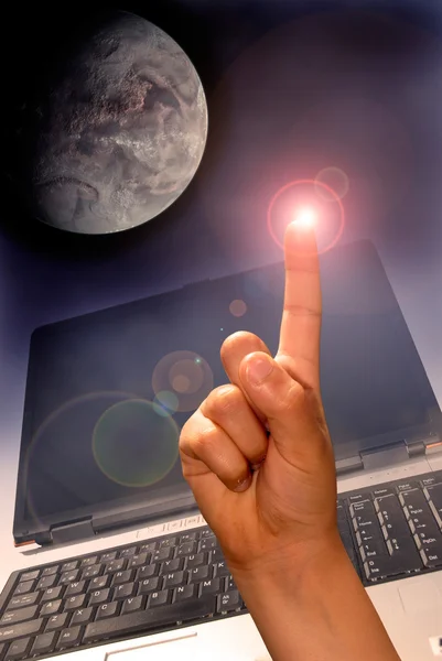 Laptop im All — Stockfoto