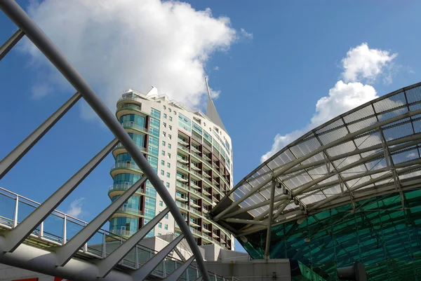 Grote moderne gebouw in Lissabon Naties park — Stockfoto