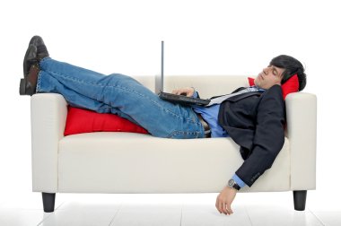 Dizüstü bilgisayarı olan iş adamı