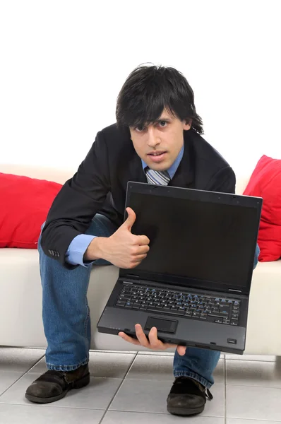 Homem de negócios com laptop — Fotografia de Stock