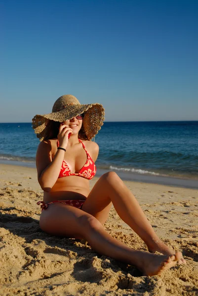 Fille sur la plage — Photo