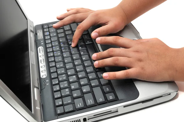 Handen op het toetsenbord — Stockfoto