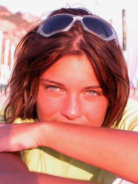 Meisje op het strand — Stockfoto