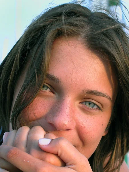 Meisje op het strand — Stockfoto