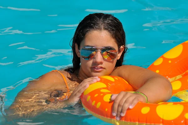 Menina na piscina — Fotografia de Stock