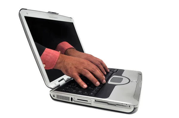 Laptop med händerna — Stockfoto