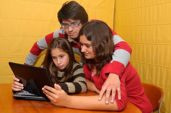 Jeunes filles et garçon avec ordinateur portable — Photo