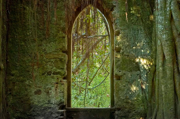 Altes Kirchenfenster — Stockfoto