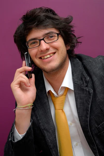 Jeune homme au téléphone — Photo