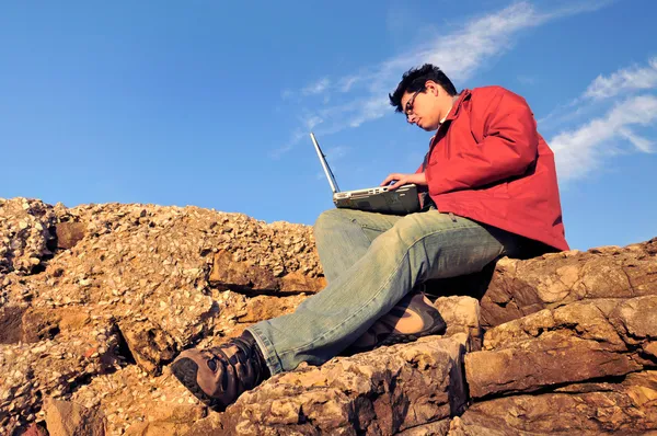 Young man outdoor with laptop — Stock Photo, Image