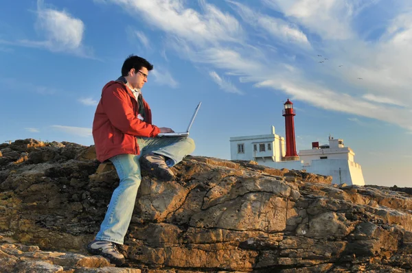 Молодой человек на открытом воздухе с ноутбуком — стоковое фото