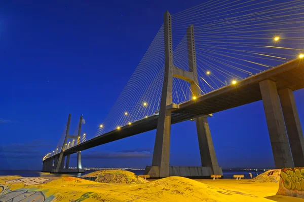 Vasco da gama brug bij nacht — Stockfoto