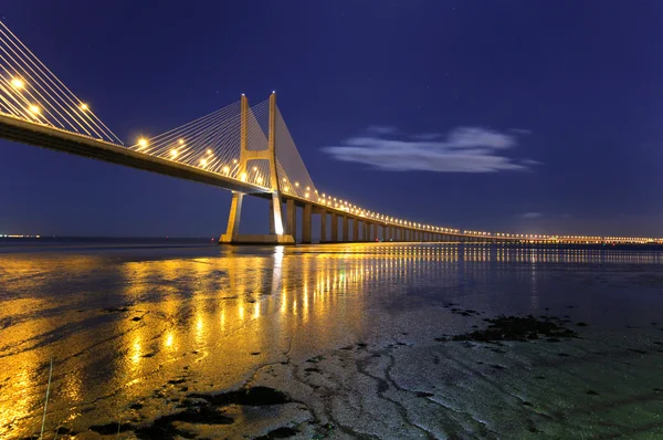 Ponte Vasco da Gama à noite — Fotografia de Stock